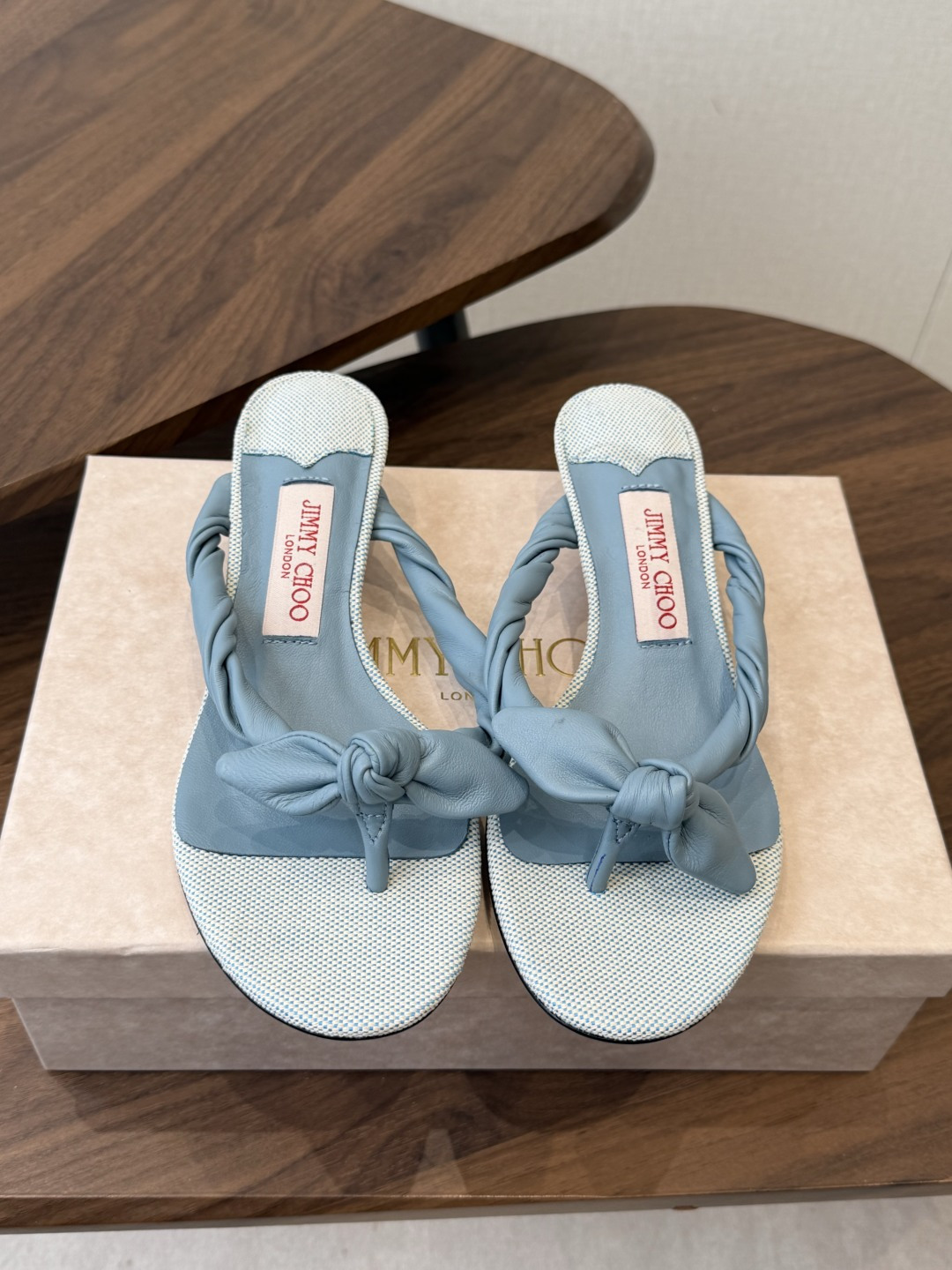 jimmy choo 度假，小跟凉拖鞋 夏季非常吸引眼球的一个款式，可爱大气一体，蝴蝶结🎀完美的修饰脚背