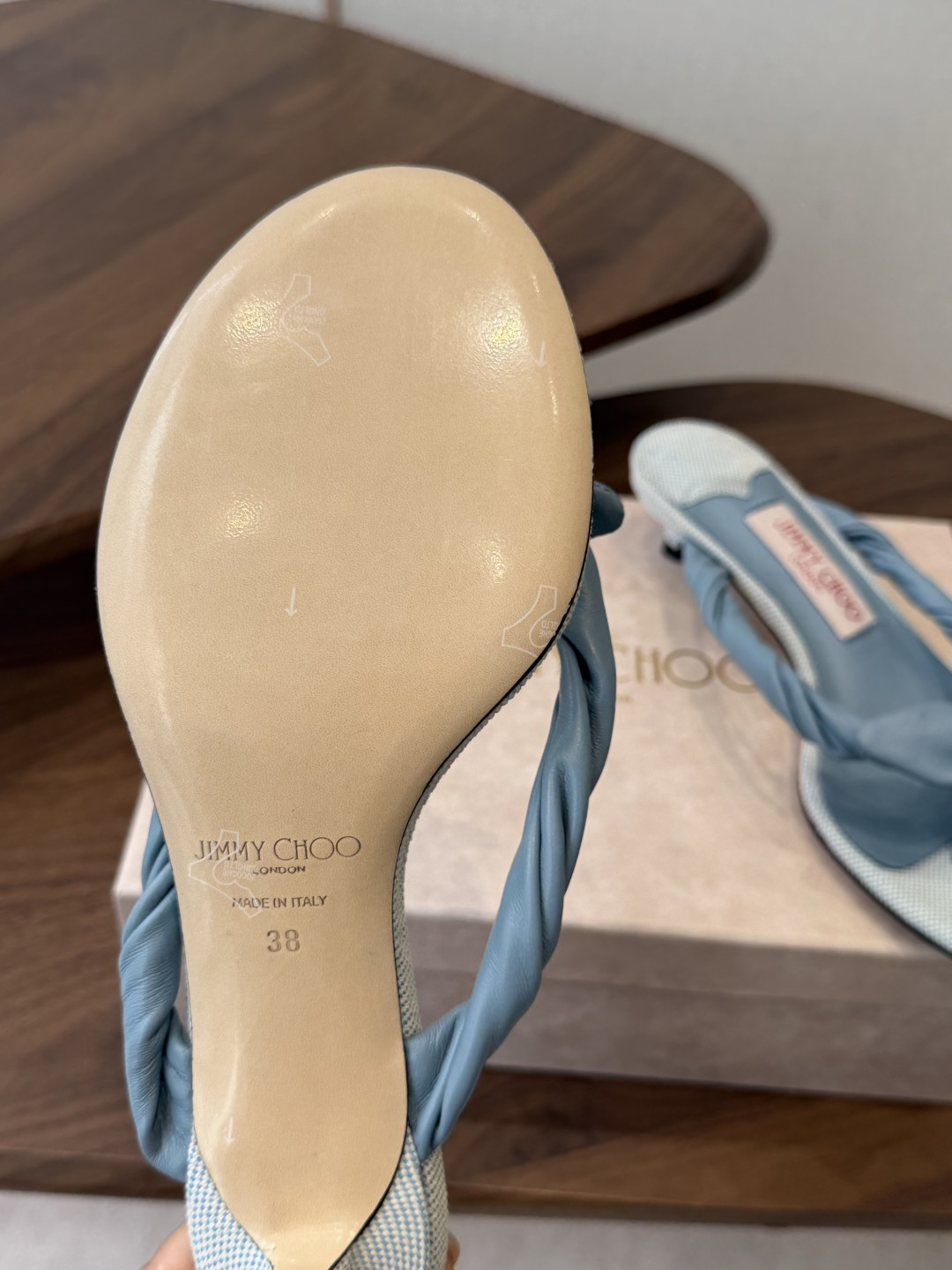 jimmy choo 度假,小跟凉拖鞋 夏季非常吸引眼球的一个款式,可爱大气一体,蝴蝶结🎀完美的修饰脚背 jimmy choo 度假,小跟凉拖鞋 夏季非常吸引眼球的一个款式,可爱大气一体,蝴蝶结🎀完美的修饰脚背