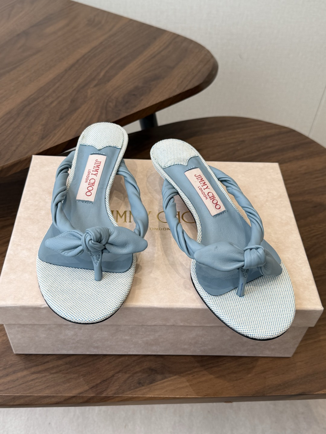 jimmy choo 度假,小跟凉拖鞋 夏季非常吸引眼球的一个款式,可爱大气一体,蝴蝶结🎀完美的修饰脚背 jimmy choo 度假,小跟凉拖鞋 夏季非常吸引眼球的一个款式,可爱大气一体,蝴蝶结🎀完美的修饰脚背