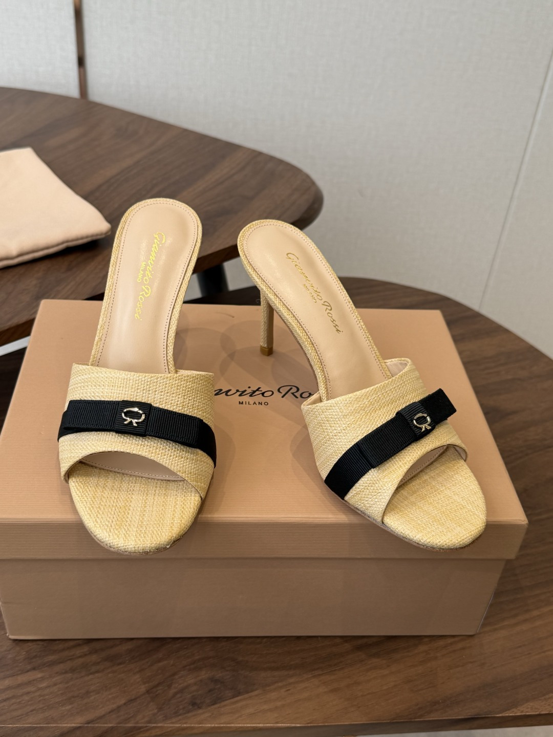 gianvito rossi26春夏度假风系列简洁的撞色搭配，原版开模五金非常精致，搭配起来凉风习习，高