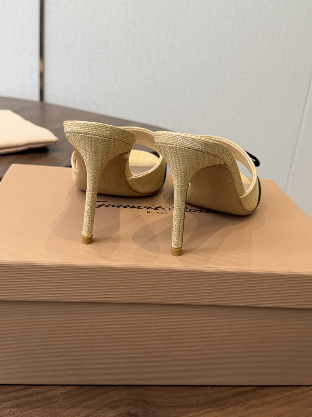 gianvito rossi26春夏度假风系列简洁的撞色搭配，原版开模五金非常精致，搭配起来凉风习习，高