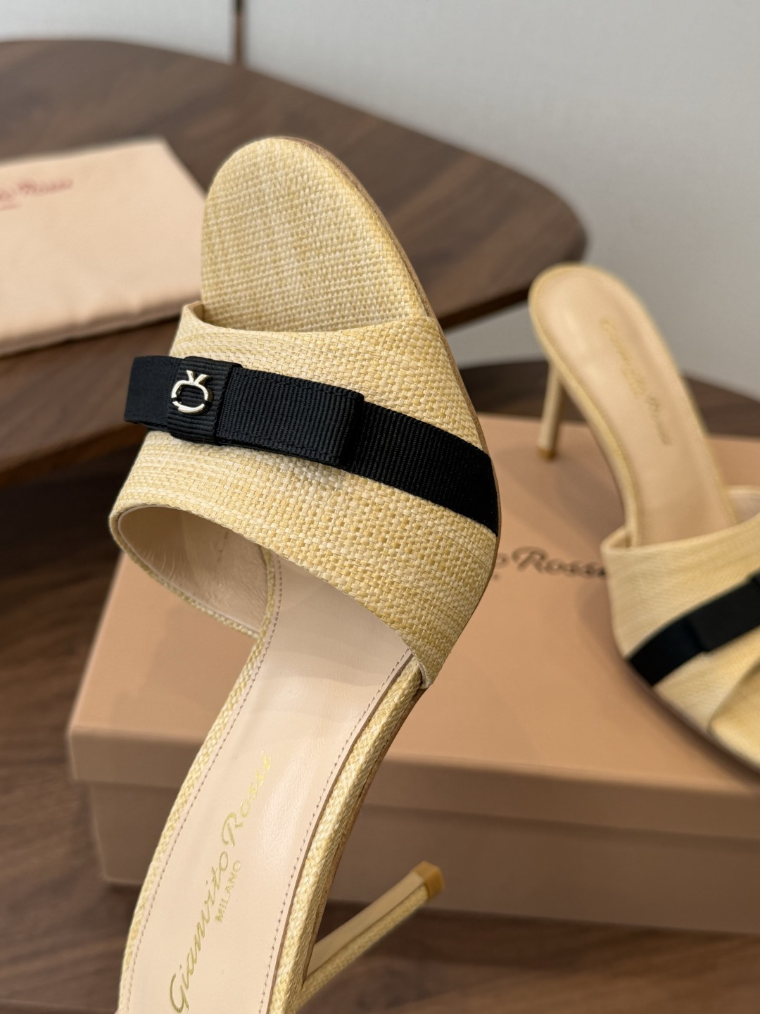 gianvito rossi26春夏度假风系列简洁的撞色搭配，原版开模五金非常精致，搭配起来凉风习习，高