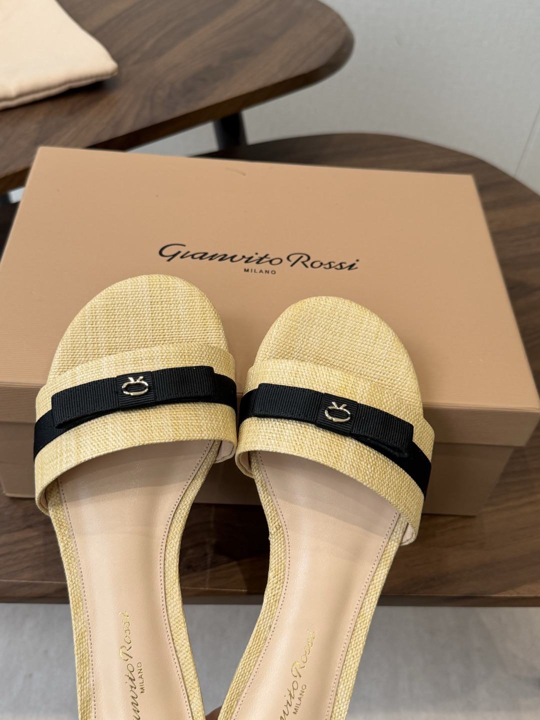 gianvito rossi26春夏度假风系列简洁的撞色搭配，原版开模五金非常精致，搭配起来凉风习习，高