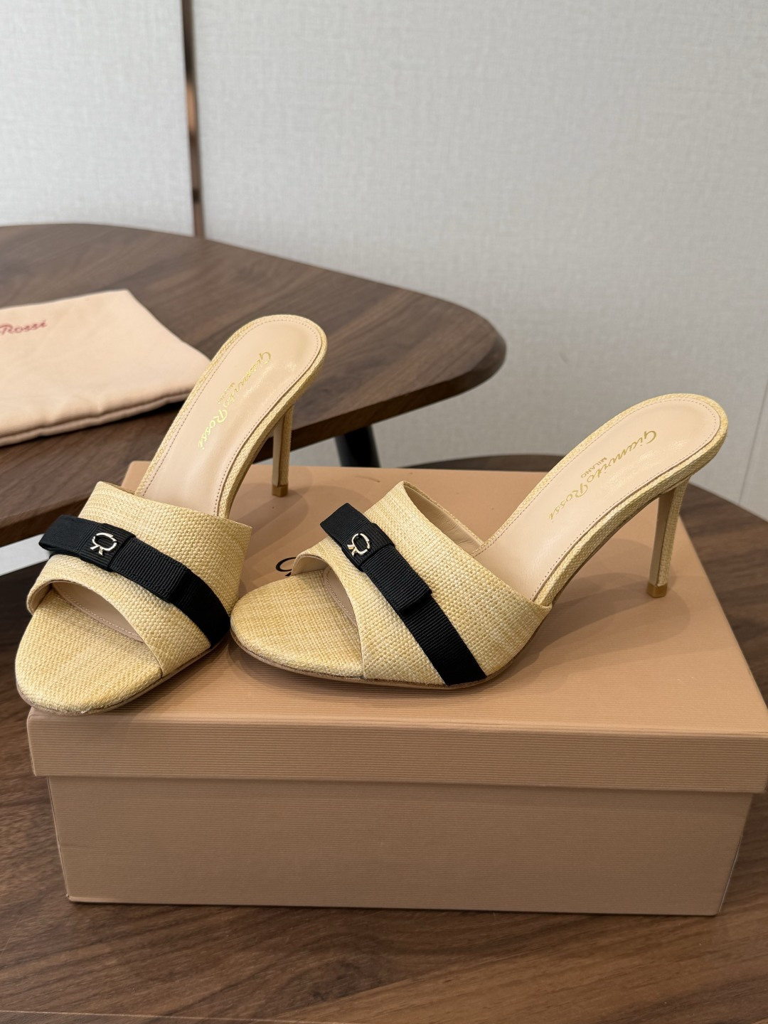 gianvito rossi26春夏度假风系列简洁的撞色搭配，原版开模五金非常精致，搭配起来凉风习习，高