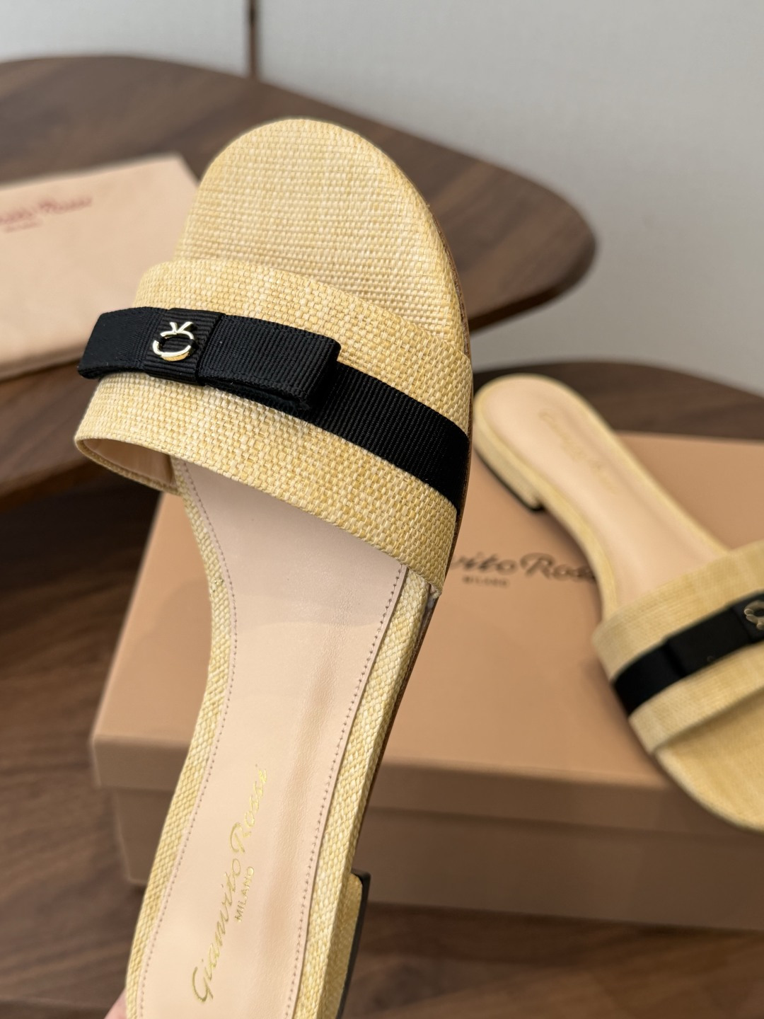 gianvito rossi26春夏度假风系列简洁的撞色搭配，原版开模五金非常精致，搭配起来凉风习习，高