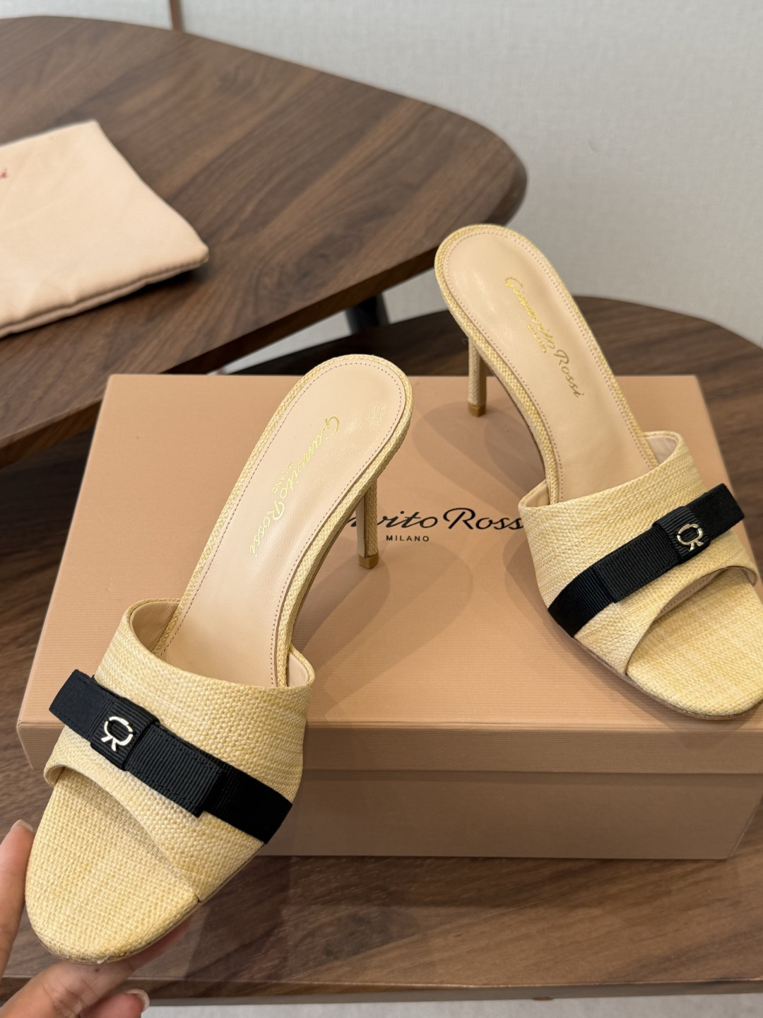 gianvito rossi26春夏度假风系列简洁的撞色搭配，原版开模五金非常精致，搭配起来凉风习习，高