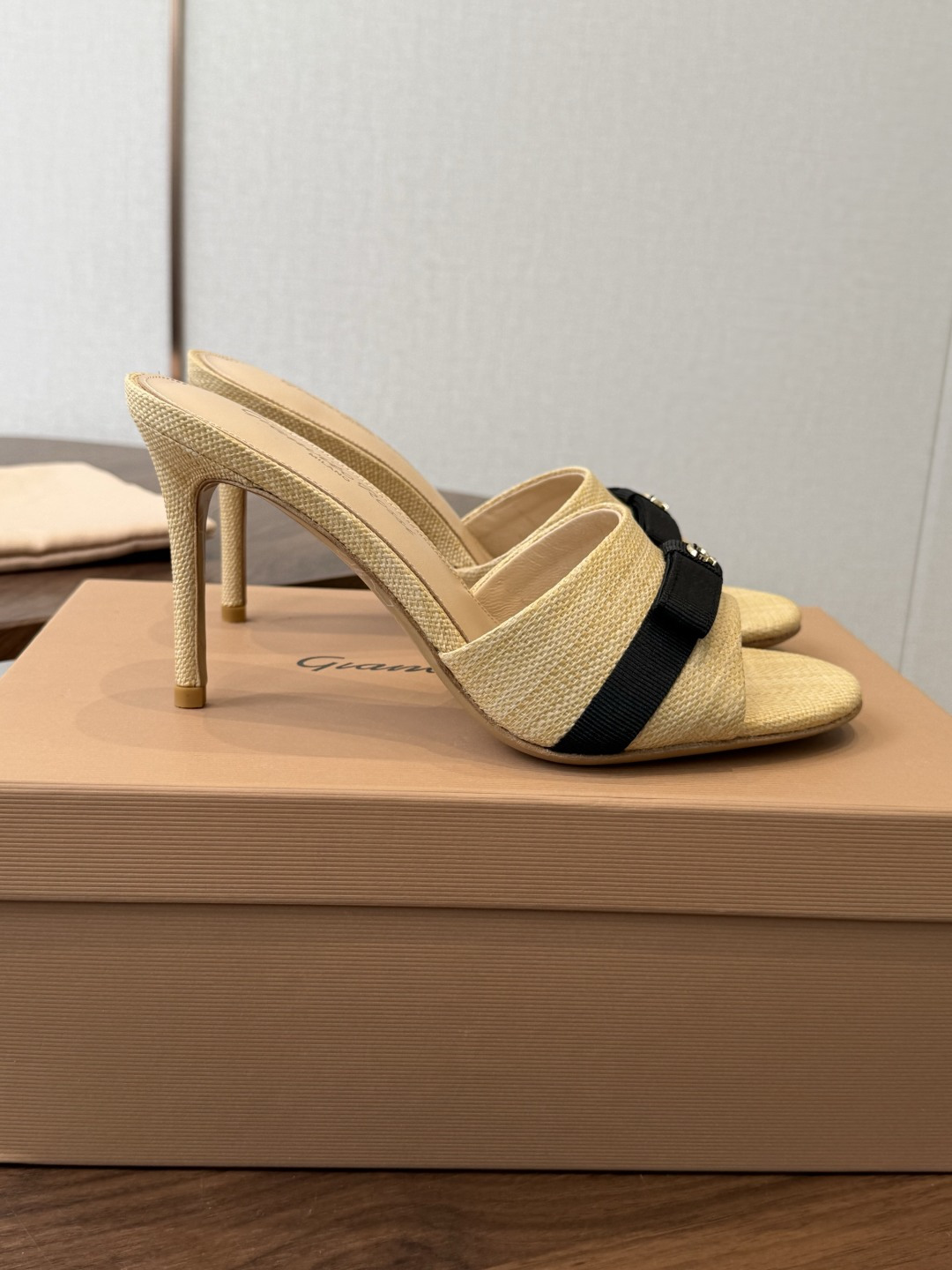 gianvito rossi26春夏度假风系列简洁的撞色搭配，原版开模五金非常精致，搭配起来凉风习习，高