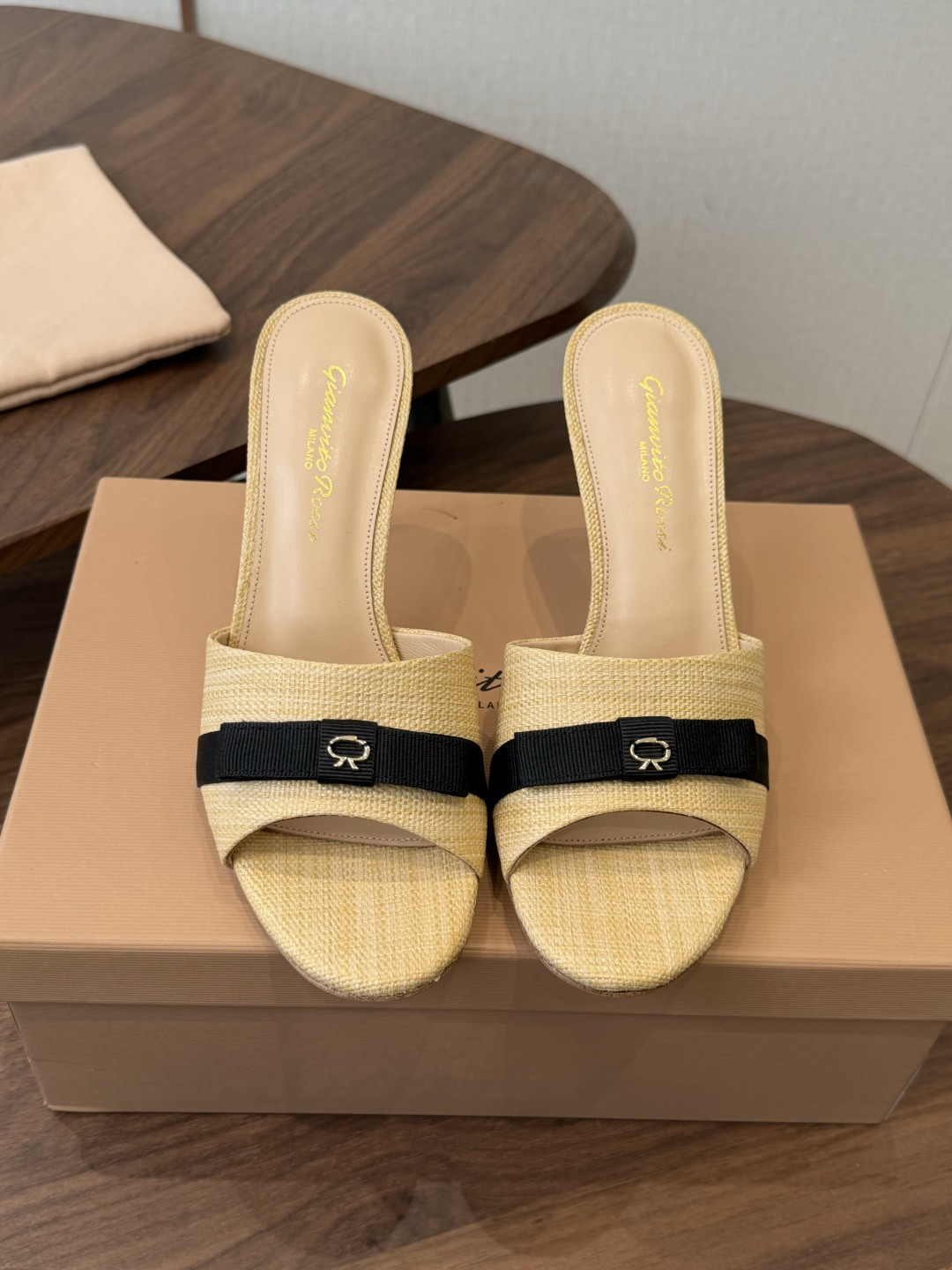 gianvito rossi26春夏度假风系列简洁的撞色搭配，原版开模五金非常精致，搭配起来凉风习习，高