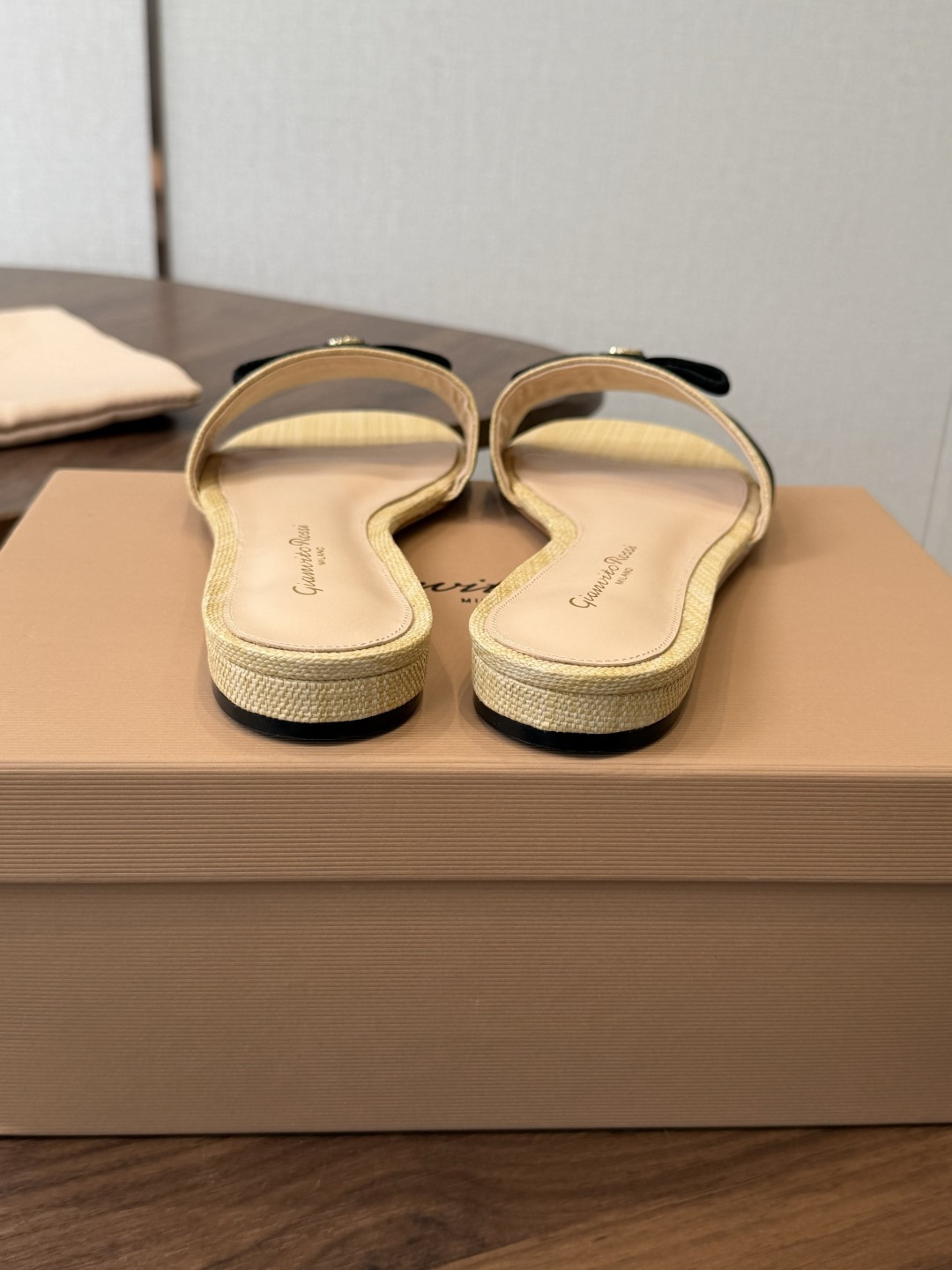 gianvito rossi26春夏度假风系列简洁的撞色搭配，原版开模五金非常精致，搭配起来凉风习习，高