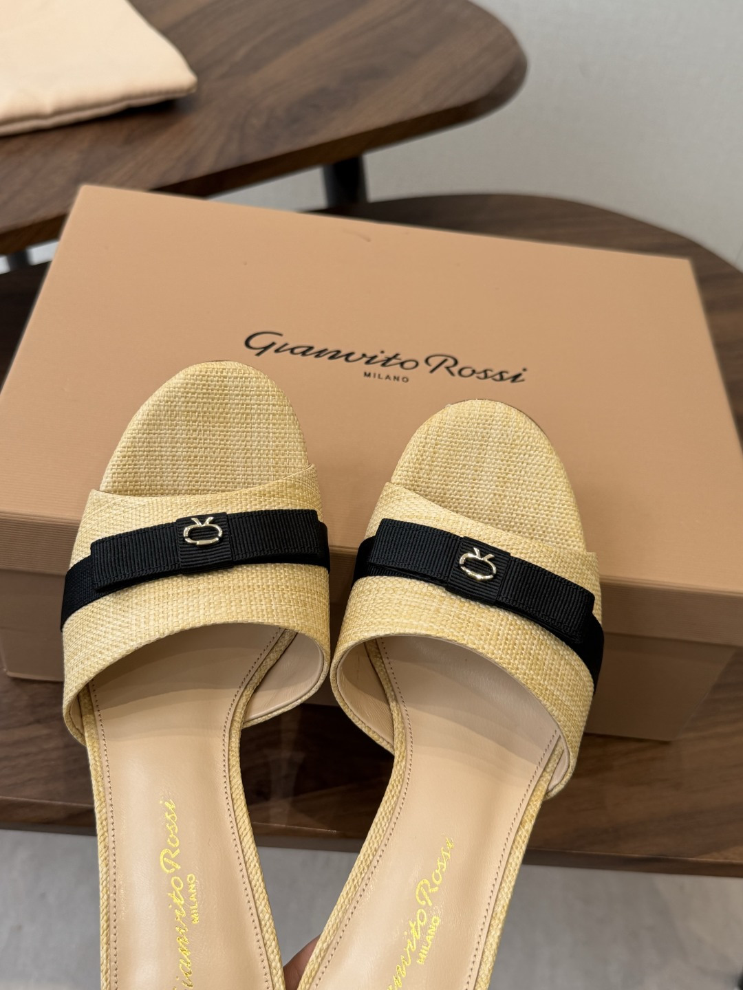 gianvito rossi26春夏度假风系列简洁的撞色搭配，原版开模五金非常精致，搭配起来凉风习习，高