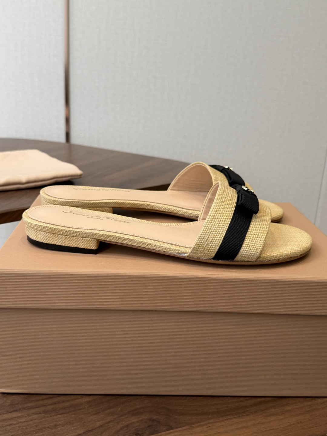 gianvito rossi26春夏度假风系列简洁的撞色搭配，原版开模五金非常精致，搭配起来凉风习习，高