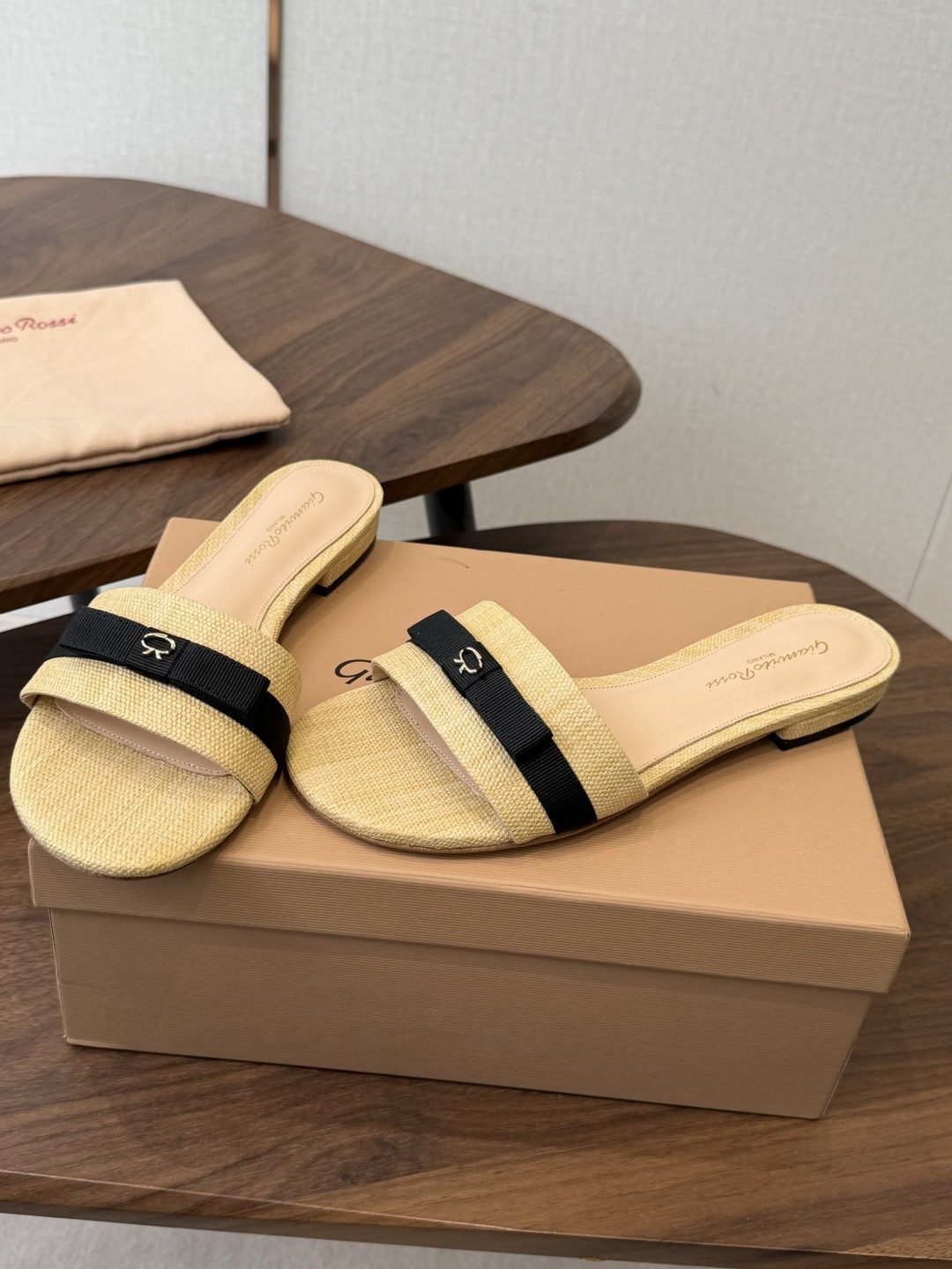 gianvito rossi26春夏度假风系列简洁的撞色搭配，原版开模五金非常精致，搭配起来凉风习习，高