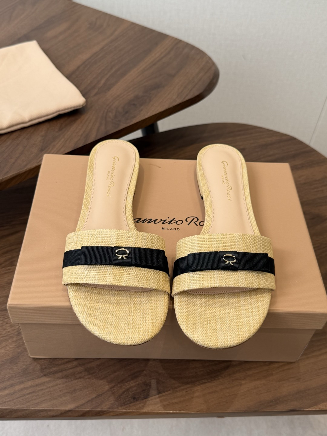gianvito rossi26春夏度假风系列简洁的撞色搭配，原版开模五金非常精致，搭配起来凉风习习，高
