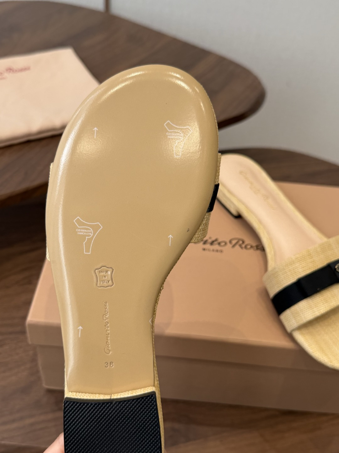 gianvito rossi26春夏度假风系列简洁的撞色搭配，原版开模五金非常精致，搭配起来凉风习习，高