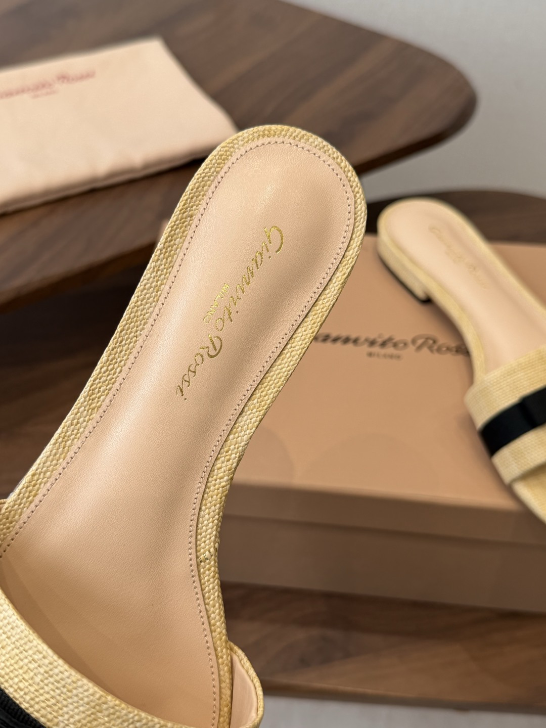 gianvito rossi26春夏度假风系列简洁的撞色搭配，原版开模五金非常精致，搭配起来凉风习习，高