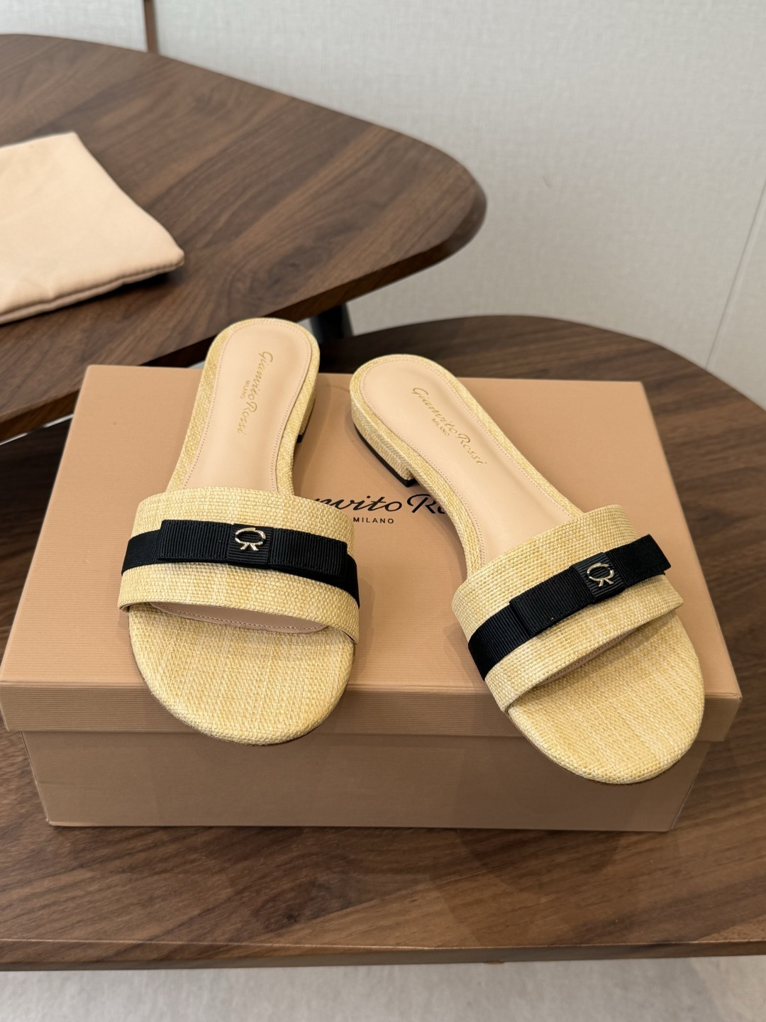 gianvito rossi26春夏度假风系列简洁的撞色搭配，原版开模五金非常精致，搭配起来凉风习习，高