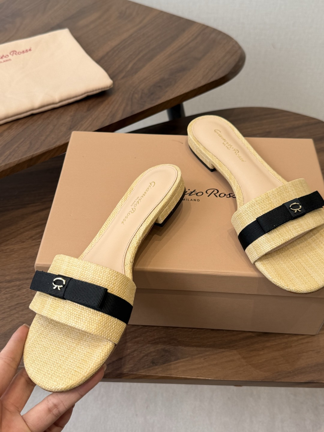 gianvito rossi26春夏度假风系列简洁的撞色搭配，原版开模五金非常精致，搭配起来凉风习习，高