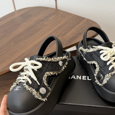 Chanel26ss 爆款设计厚底凉鞋爆真的是很耐看越看越喜欢!矮个子宝宝的福音直接拉长身材比例!!鞋身 Chanel26ss 爆款设计厚底凉鞋爆真的是很耐看越看越喜欢!矮个子宝宝的福音直接拉长身材比例!!鞋身