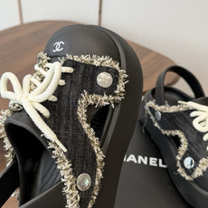 Chanel26ss 爆款设计厚底凉鞋爆真的是很耐看越看越喜欢!矮个子宝宝的福音直接拉长身材比例!!鞋身 Chanel26ss 爆款设计厚底凉鞋爆真的是很耐看越看越喜欢!矮个子宝宝的福音直接拉长身材比例!!鞋身