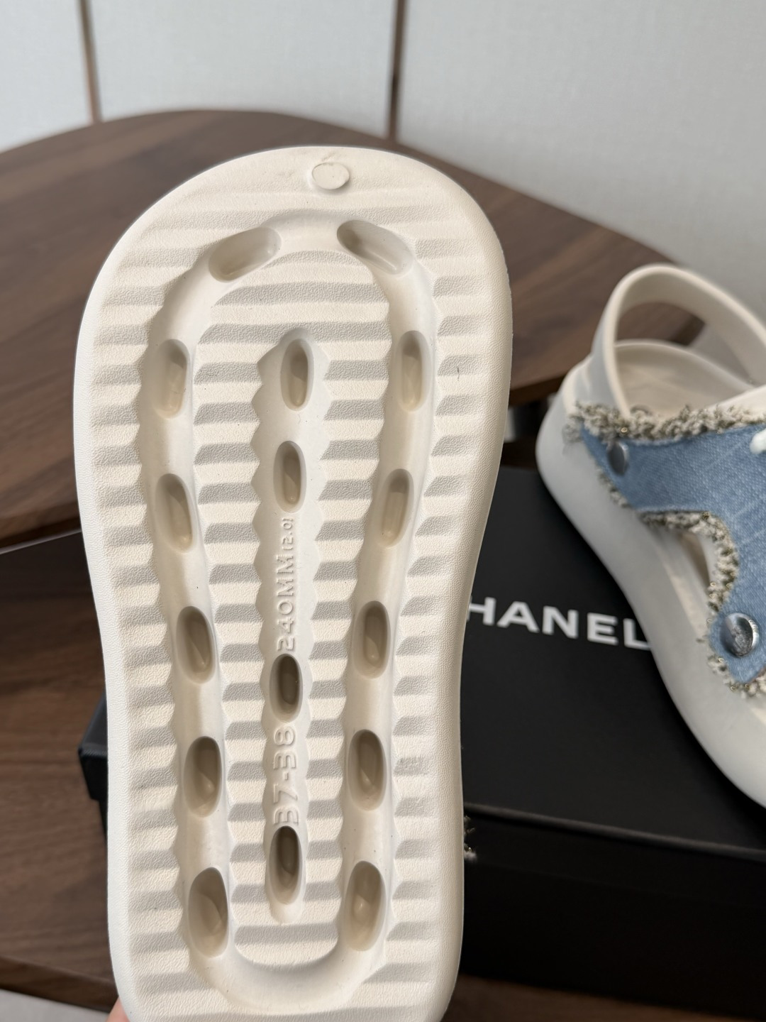 Chanel26ss 爆款设计厚底凉鞋爆真的是很耐看越看越喜欢!矮个子宝宝的福音直接拉长身材比例!!鞋身 Chanel26ss 爆款设计厚底凉鞋爆真的是很耐看越看越喜欢!矮个子宝宝的福音直接拉长身材比例!!鞋身