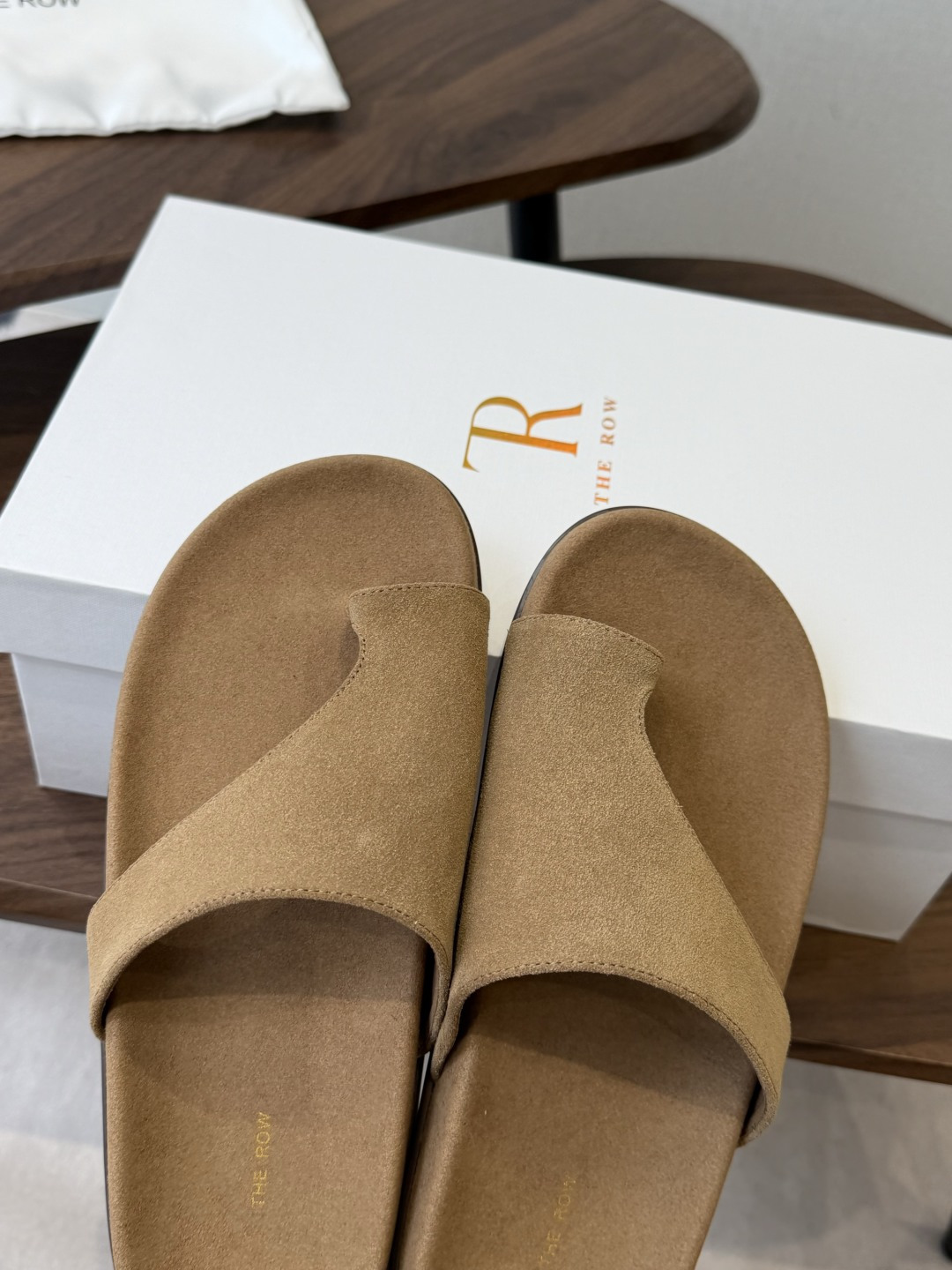 磨砂面The row 26ss 春夏新款简易皱面简易平底 夹脚拖鞋!Therow一贯的极简风格 干净利落 磨砂面The row 26ss 春夏新款简易皱面简易平底 夹脚拖鞋!Therow一贯的极简风格 干净利落