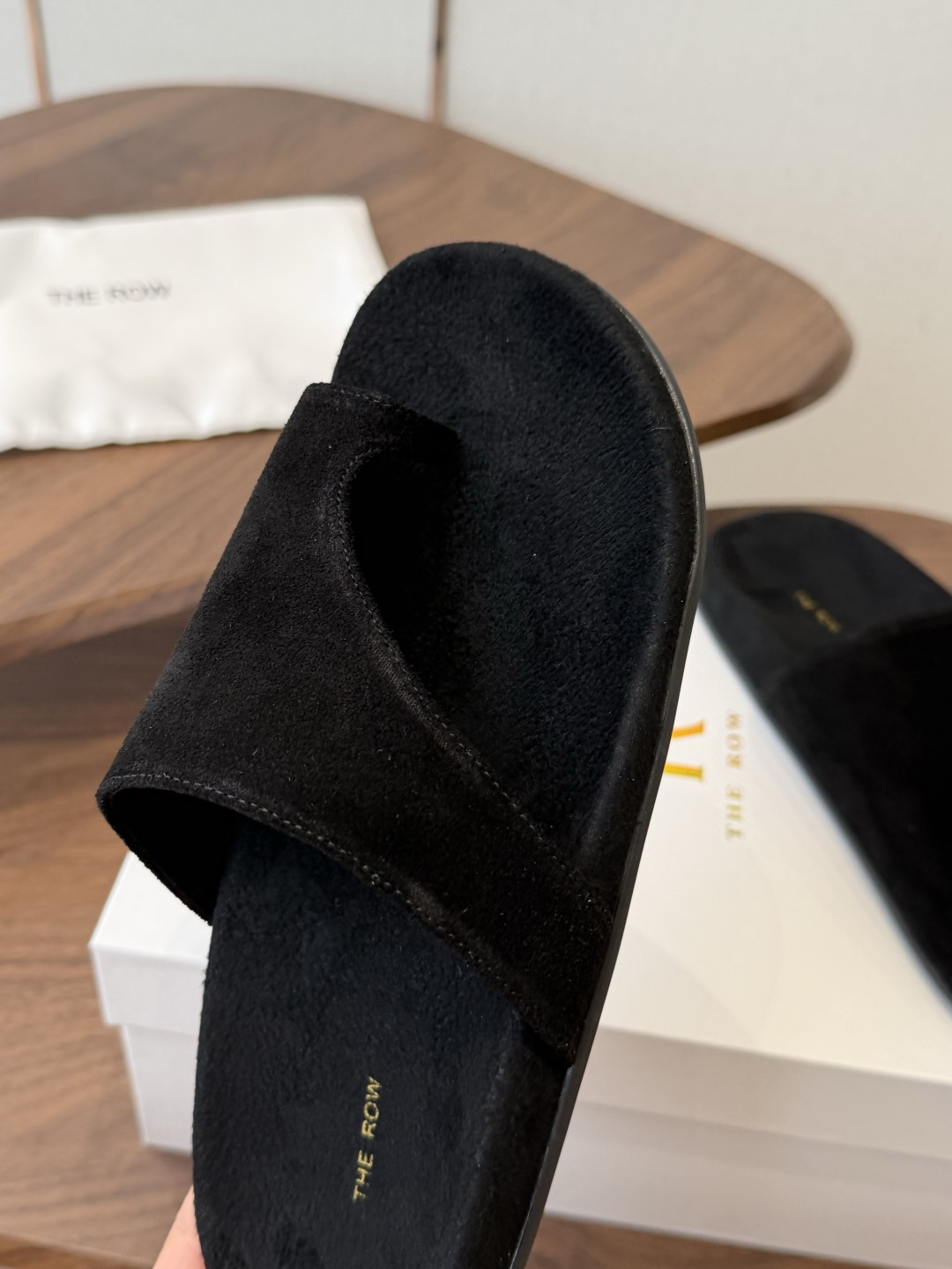磨砂面The row 26ss 春夏新款简易皱面简易平底 夹脚拖鞋!Therow一贯的极简风格 干净利落 磨砂面The row 26ss 春夏新款简易皱面简易平底 夹脚拖鞋!Therow一贯的极简风格 干净利落