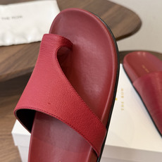 皮面 The row 26ss 春夏新款简易皱面简易平底 夹脚拖鞋!Therow一贯的极简风格 干净利落 皮面 The row 26ss 春夏新款简易皱面简易平底 夹脚拖鞋!Therow一贯的极简风格 干净利落