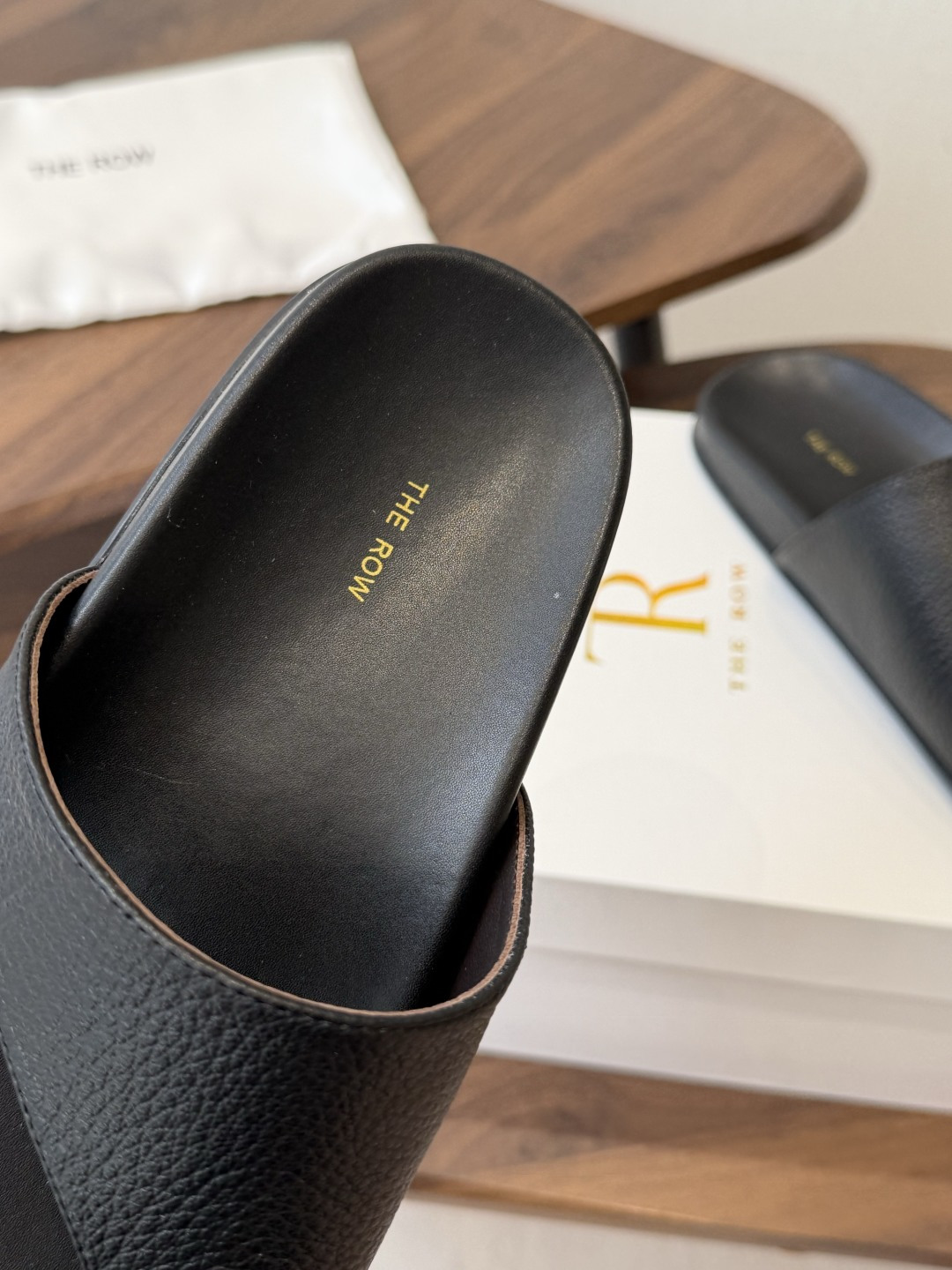 皮面 The row 26ss 春夏新款简易皱面简易平底 夹脚拖鞋！Therow一贯的极简风格 干净利落