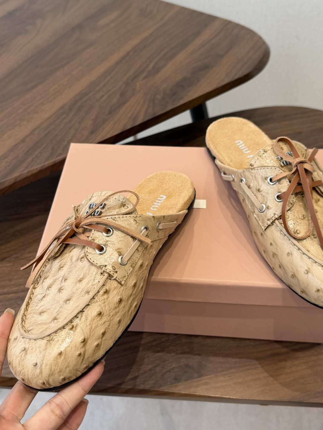 Miu Miu 缪缪2026春夏新款英伦风系带乐福鞋皮革的印记,夸张地表达时光的流逝,传递曾经使用与此刻 Miu Miu 缪缪2026春夏新款英伦风系带乐福鞋皮革的印记,夸张地表达时光的流逝,传递曾经使用与此刻