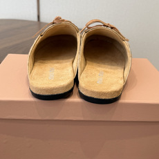 Miu Miu 缪缪2026春夏新款英伦风系带乐福鞋皮革的印记,夸张地表达时光的流逝,传递曾经使用与此刻 Miu Miu 缪缪2026春夏新款英伦风系带乐福鞋皮革的印记,夸张地表达时光的流逝,传递曾经使用与此刻