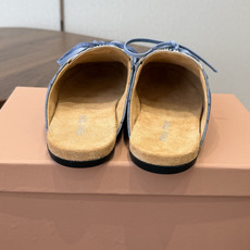 Miu Miu 缪缪2026春夏新款英伦风系带乐福鞋皮革的印记,夸张地表达时光的流逝,传递曾经使用与此刻 Miu Miu 缪缪2026春夏新款英伦风系带乐福鞋皮革的印记,夸张地表达时光的流逝,传递曾经使用与此刻
