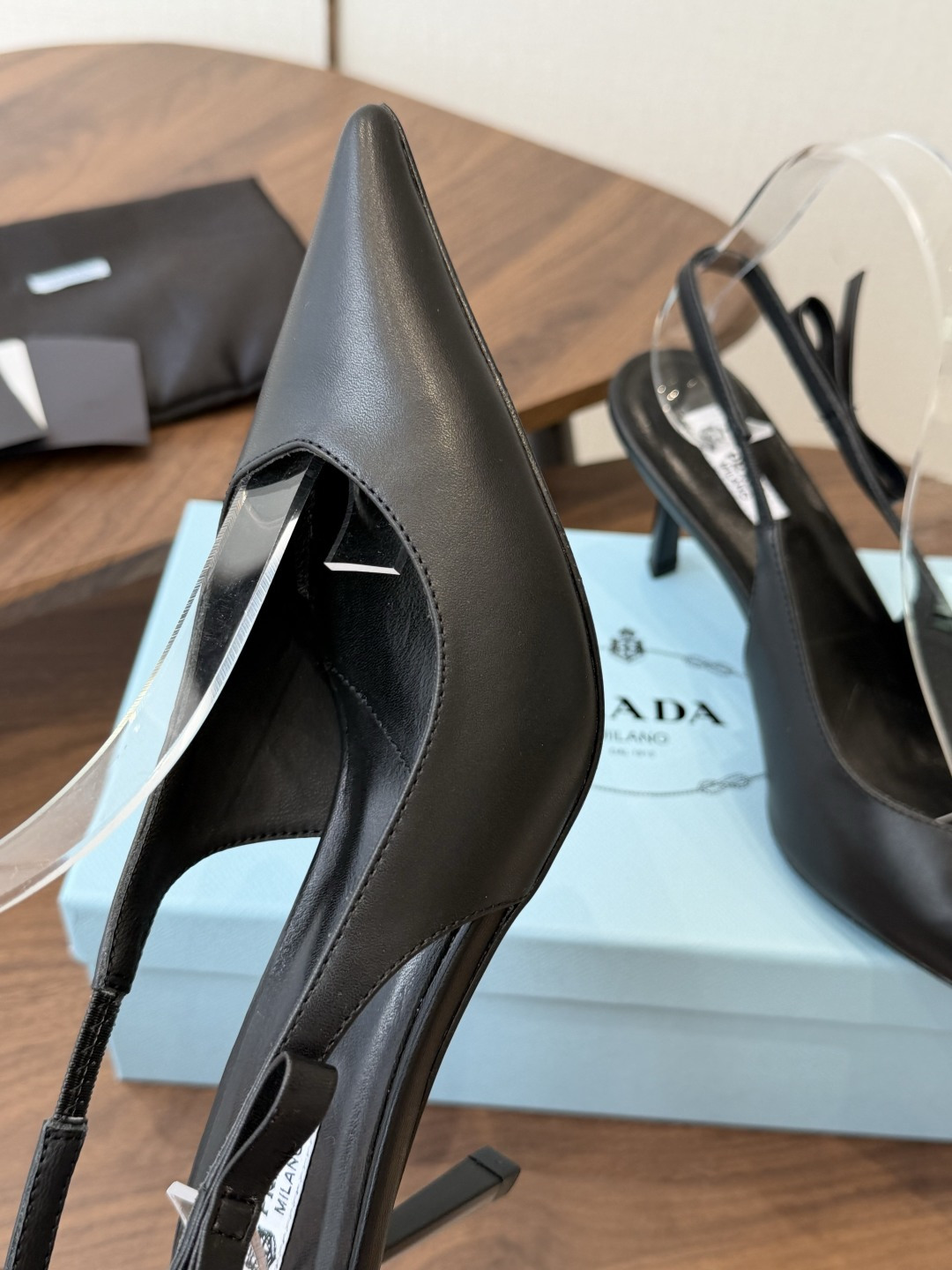 Prada 26ss普拉达最新走秀款尖头蝴蝶结高跟鞋 复古老钱风露跟凉鞋时尚界久违的极简之美 时髦又精致