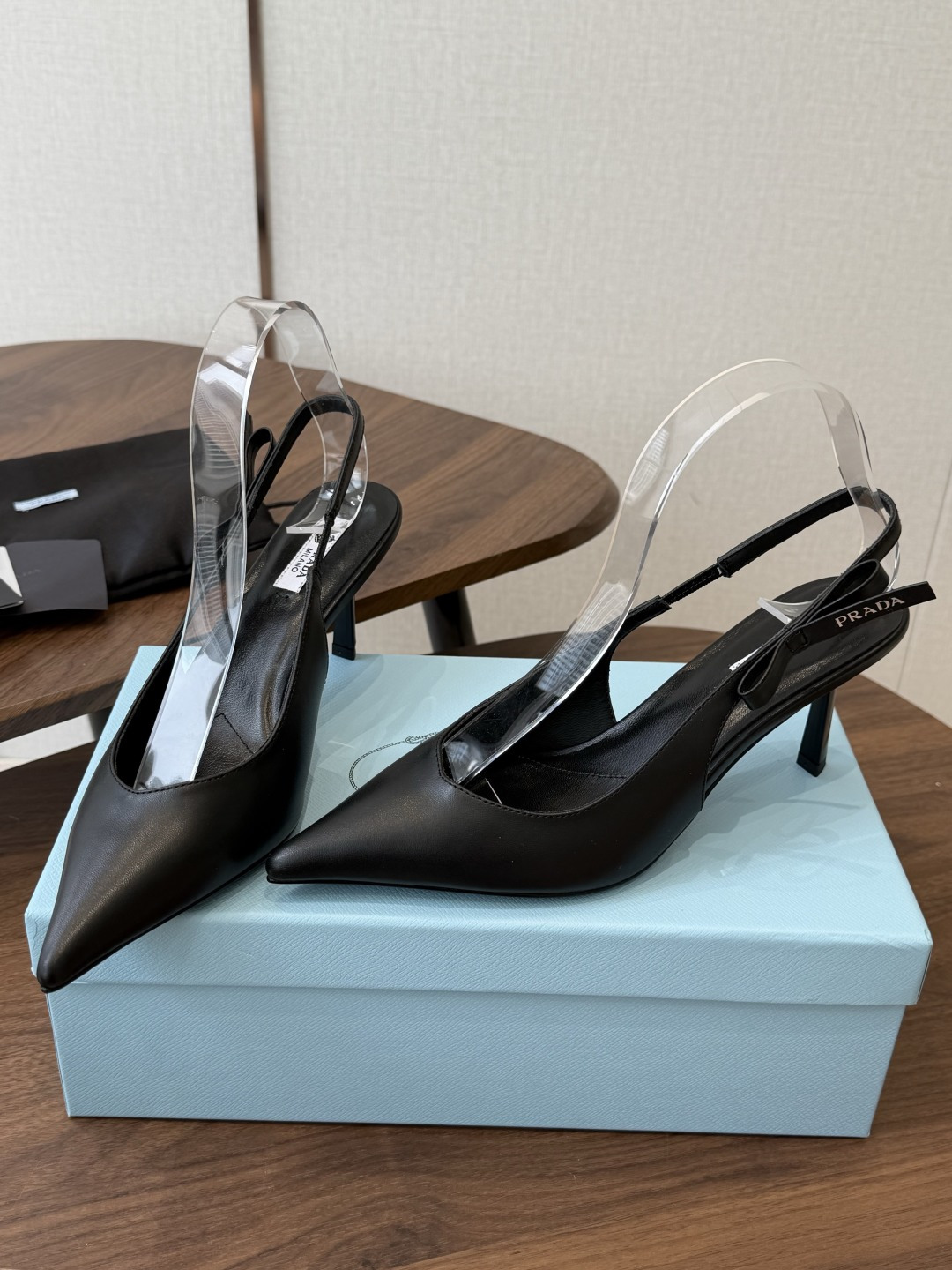 Prada 26ss普拉达最新走秀款尖头蝴蝶结高跟鞋 复古老钱风露跟凉鞋时尚界久违的极简之美 时髦又精致