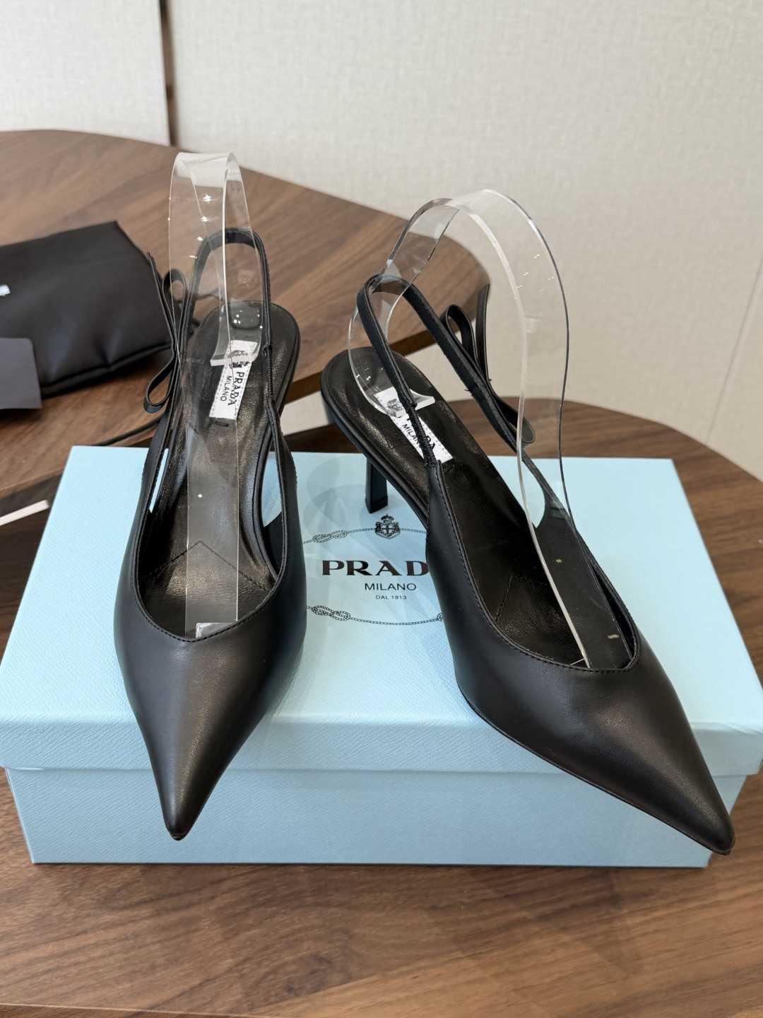 Prada 26ss普拉达最新走秀款尖头蝴蝶结高跟鞋 复古老钱风露跟凉鞋时尚界久违的极简之美 时髦又精致
