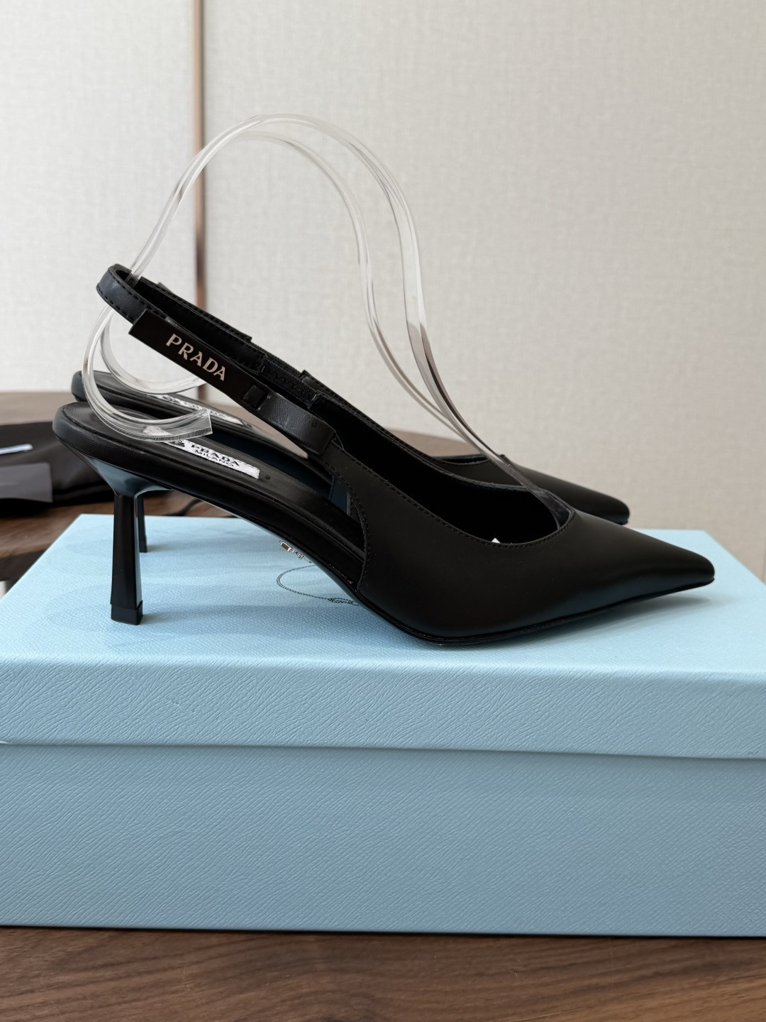 Prada 26ss普拉达最新走秀款尖头蝴蝶结高跟鞋 复古老钱风露跟凉鞋时尚界久违的极简之美 时髦又精致