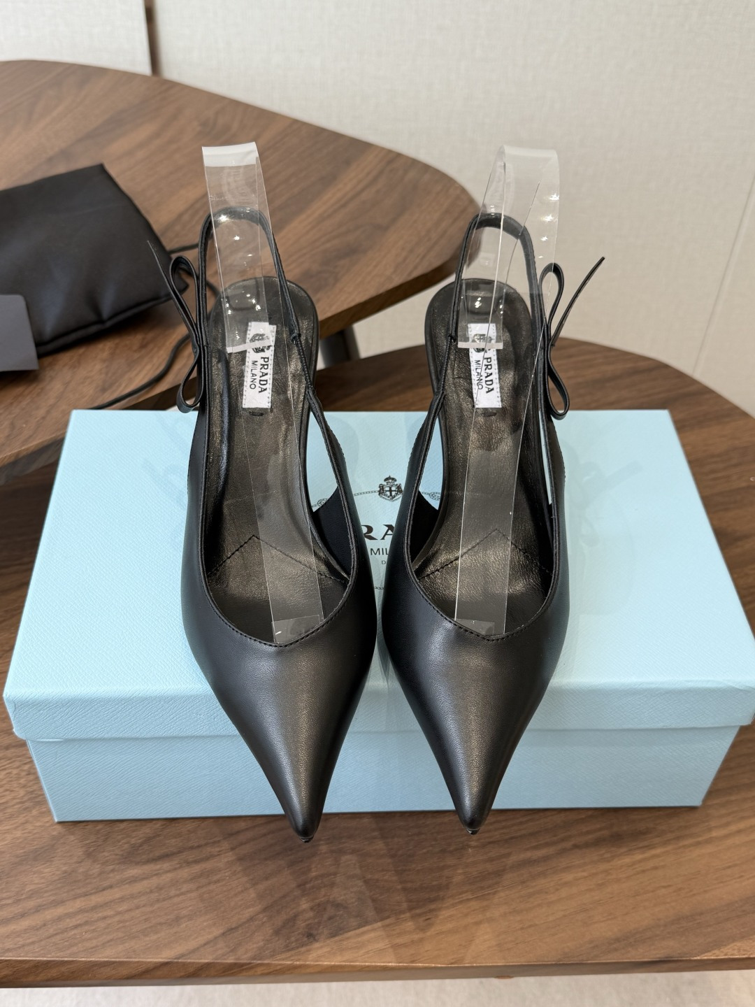Prada 26ss普拉达最新走秀款尖头蝴蝶结高跟鞋 复古老钱风露跟凉鞋时尚界久违的极简之美 时髦又精致