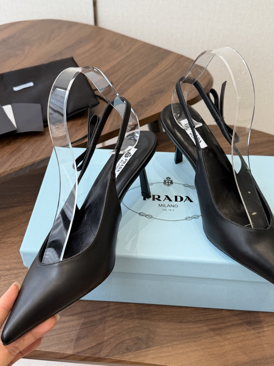 Prada 26ss普拉达最新走秀款尖头蝴蝶结高跟鞋 复古老钱风露跟凉鞋时尚界久违的极简之美 时髦又精致