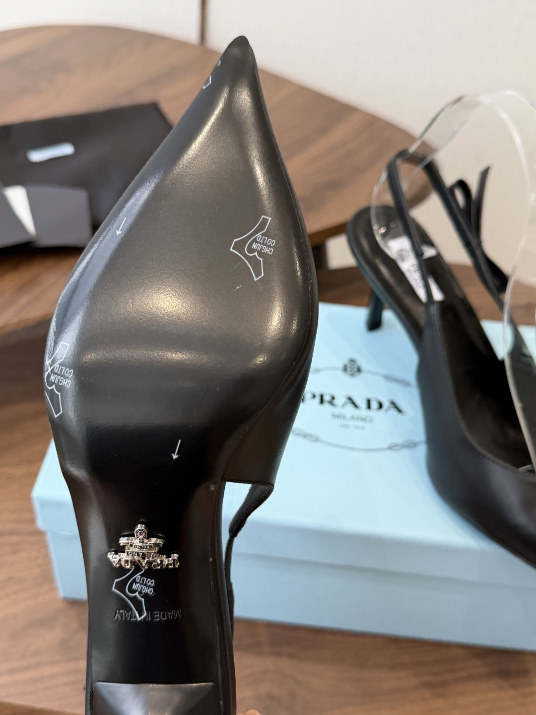Prada 26ss普拉达最新走秀款尖头蝴蝶结高跟鞋 复古老钱风露跟凉鞋时尚界久违的极简之美 时髦又精致