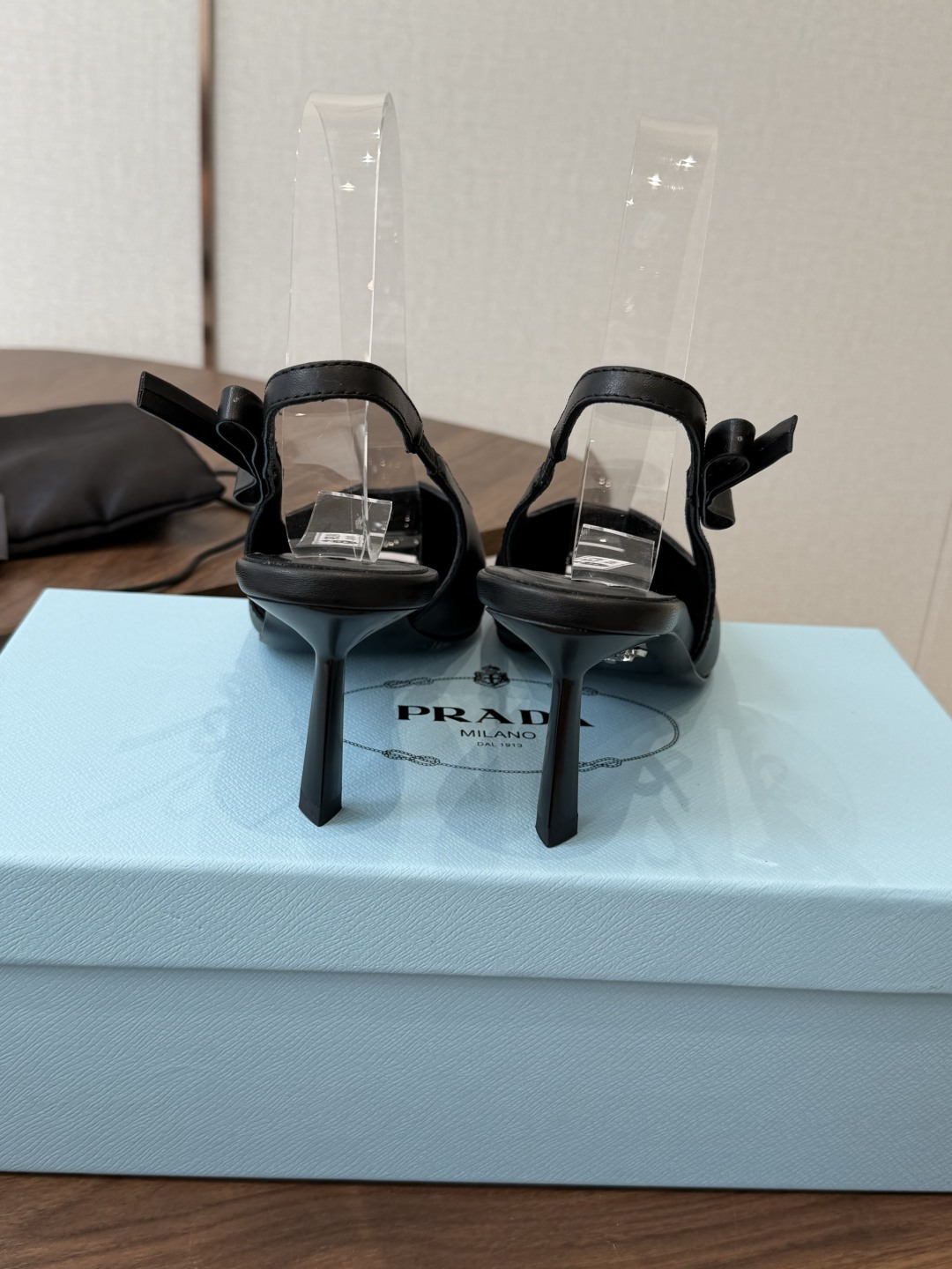 Prada 26ss普拉达最新走秀款尖头蝴蝶结高跟鞋 复古老钱风露跟凉鞋时尚界久违的极简之美 时髦又精致