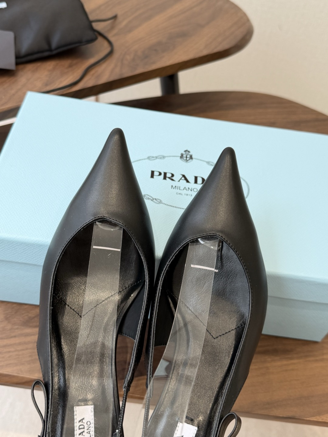 Prada 26ss普拉达最新走秀款尖头蝴蝶结高跟鞋 复古老钱风露跟凉鞋时尚界久违的极简之美 时髦又精致