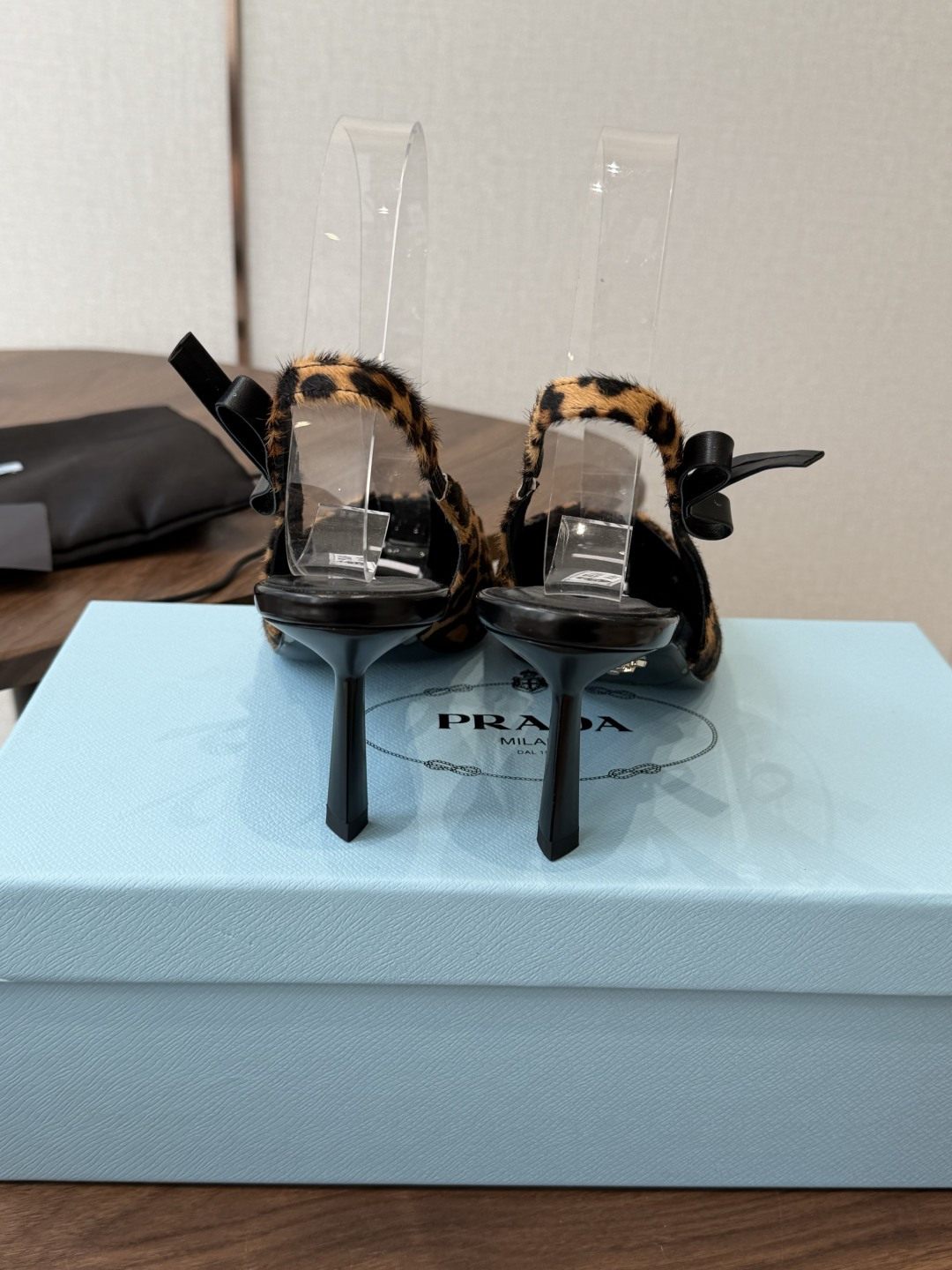 Prada 26ss普拉达最新走秀款尖头蝴蝶结高跟鞋 复古老钱风露跟凉鞋时尚界久违的极简之美 时髦又精致