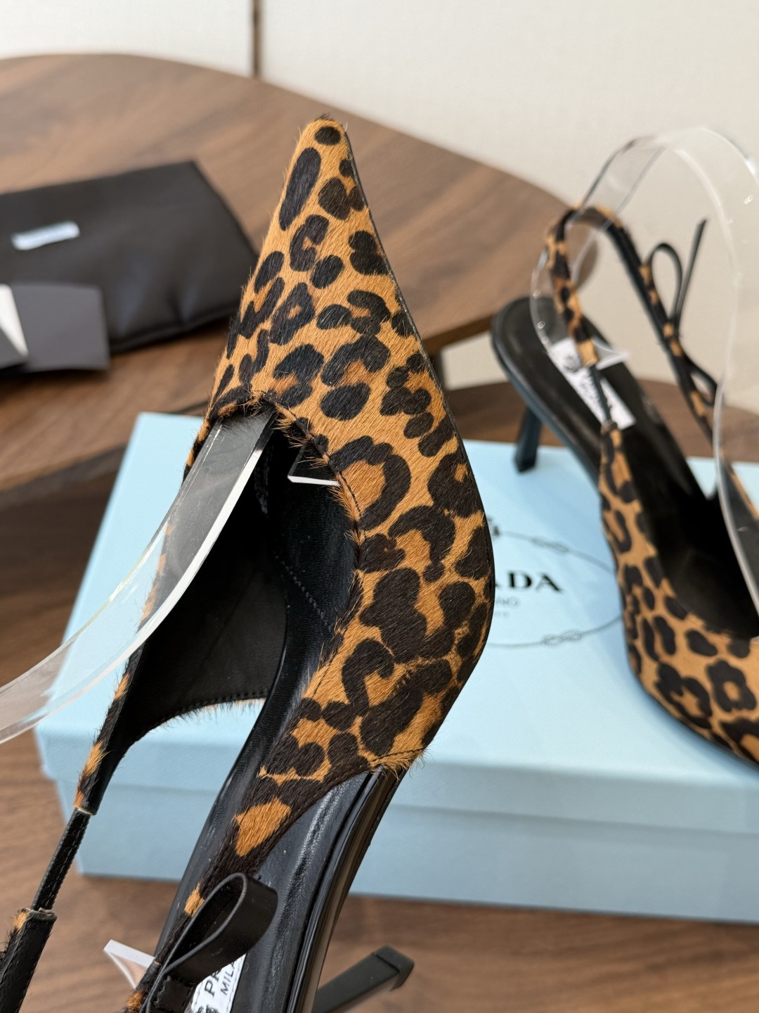 Prada 26ss普拉达最新走秀款尖头蝴蝶结高跟鞋 复古老钱风露跟凉鞋时尚界久违的极简之美 时髦又精致