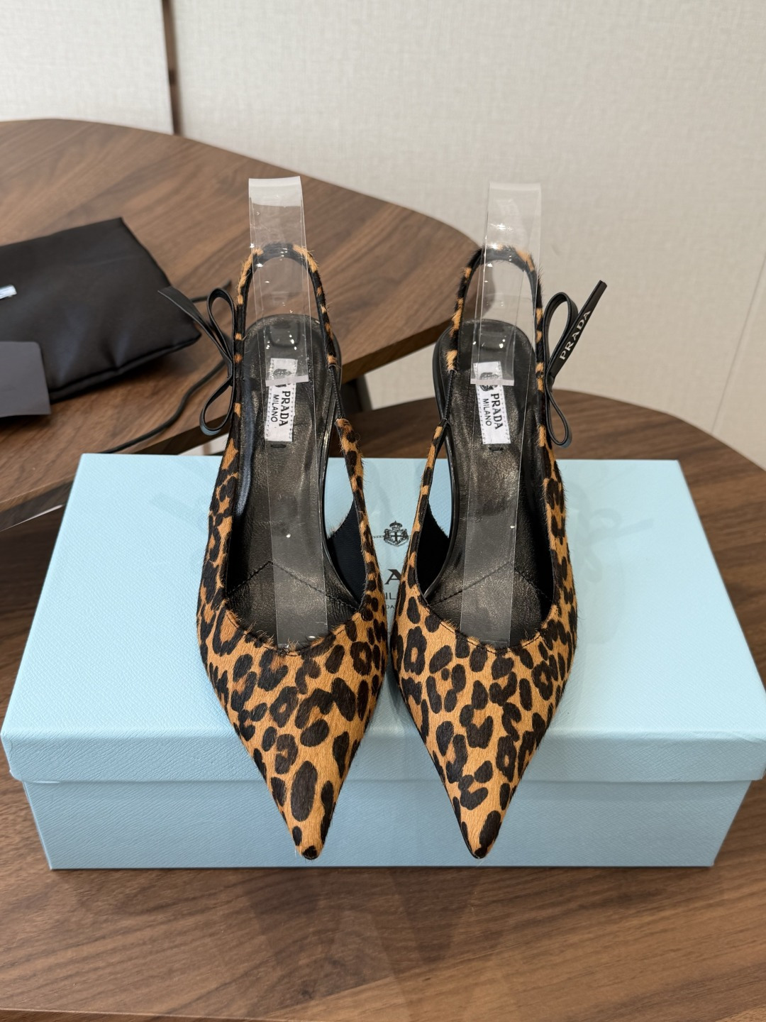 Prada 26ss普拉达最新走秀款尖头蝴蝶结高跟鞋 复古老钱风露跟凉鞋时尚界久违的极简之美 时髦又精致