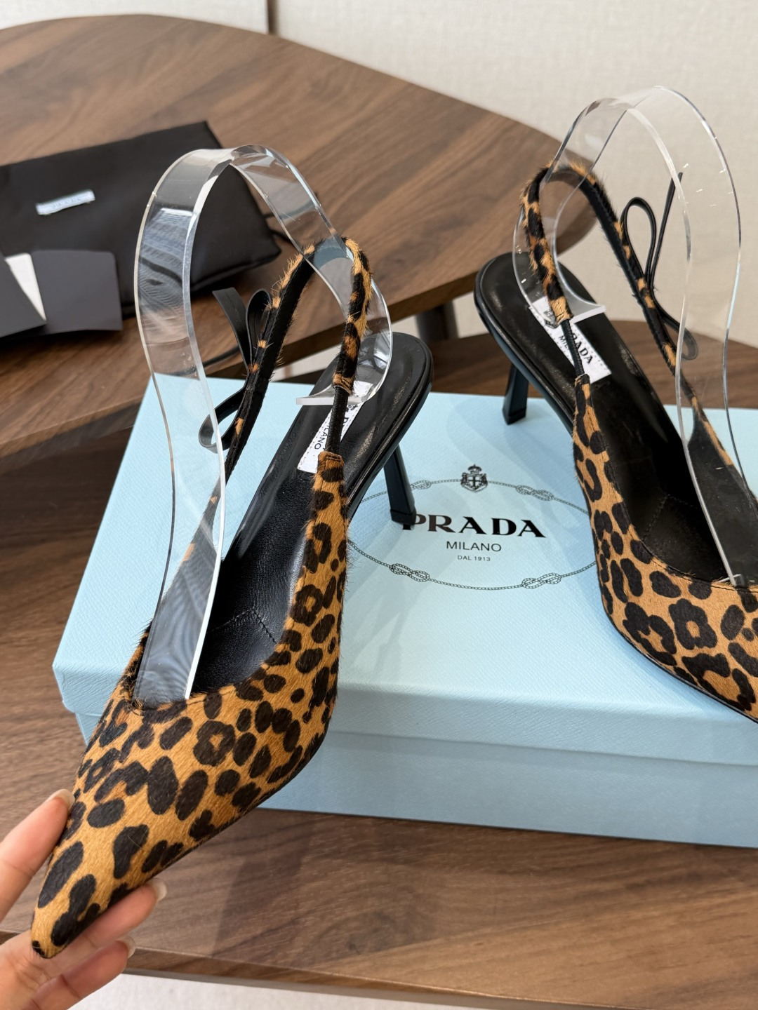 Prada 26ss普拉达最新走秀款尖头蝴蝶结高跟鞋 复古老钱风露跟凉鞋时尚界久违的极简之美 时髦又精致