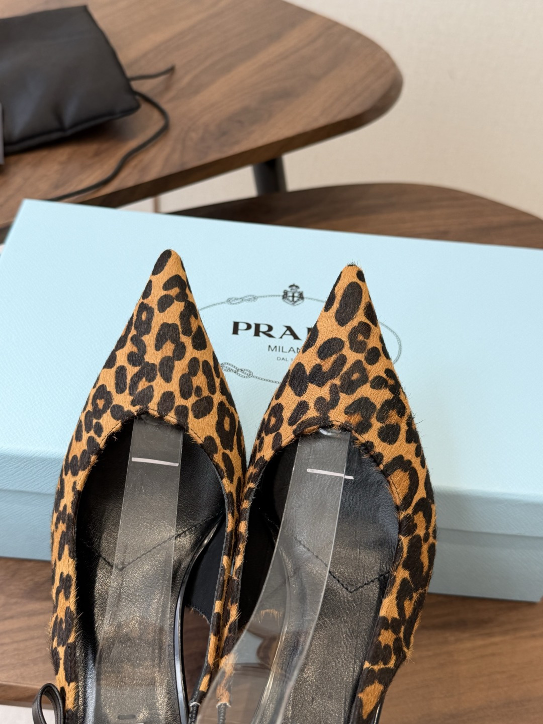Prada 26ss普拉达最新走秀款尖头蝴蝶结高跟鞋 复古老钱风露跟凉鞋时尚界久违的极简之美 时髦又精致