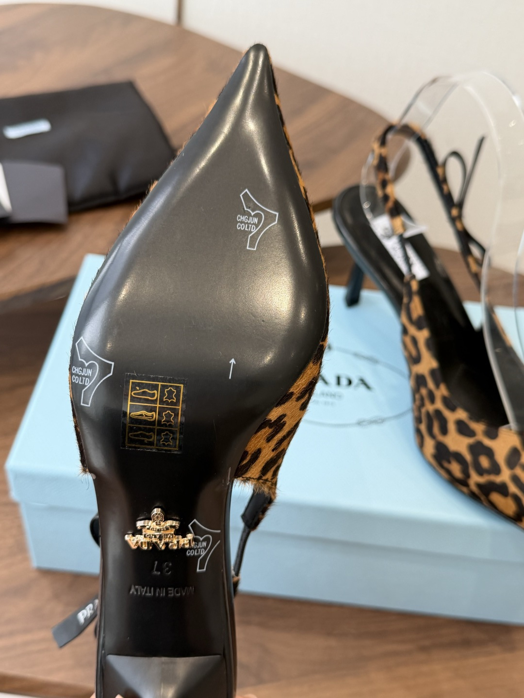 Prada 26ss普拉达最新走秀款尖头蝴蝶结高跟鞋 复古老钱风露跟凉鞋时尚界久违的极简之美 时髦又精致