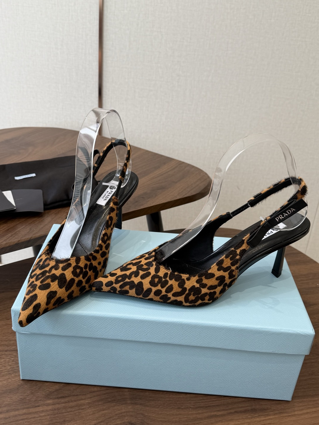 Prada 26ss普拉达最新走秀款尖头蝴蝶结高跟鞋 复古老钱风露跟凉鞋时尚界久违的极简之美 时髦又精致