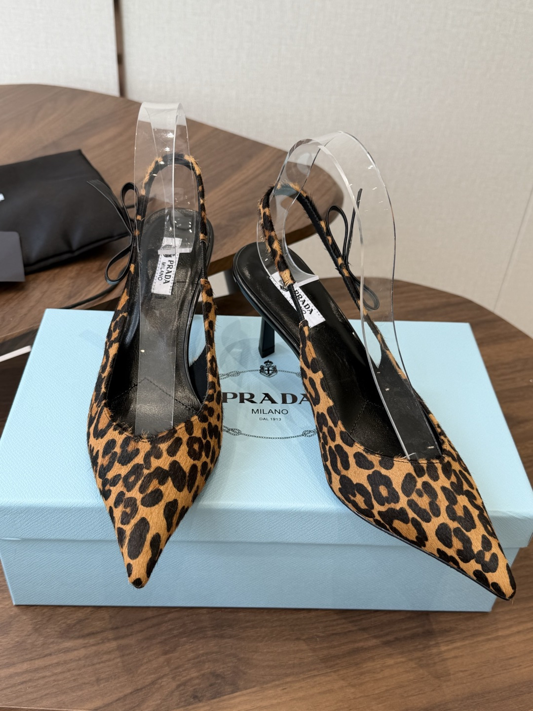 Prada 26ss普拉达最新走秀款尖头蝴蝶结高跟鞋 复古老钱风露跟凉鞋时尚界久违的极简之美 时髦又精致