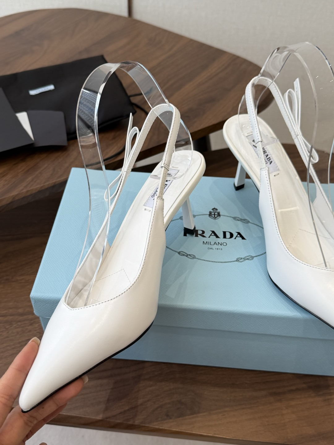 Prada 26ss普拉达最新走秀款尖头蝴蝶结高跟鞋 复古老钱风露跟凉鞋时尚界久违的极简之美 时髦又精致