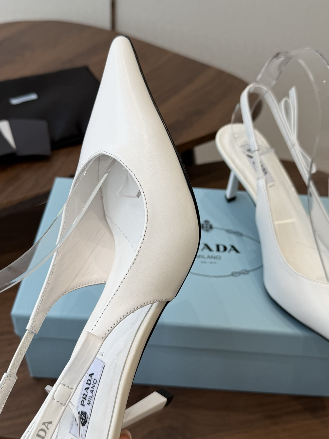 Prada 26ss普拉达最新走秀款尖头蝴蝶结高跟鞋 复古老钱风露跟凉鞋时尚界久违的极简之美 时髦又精致